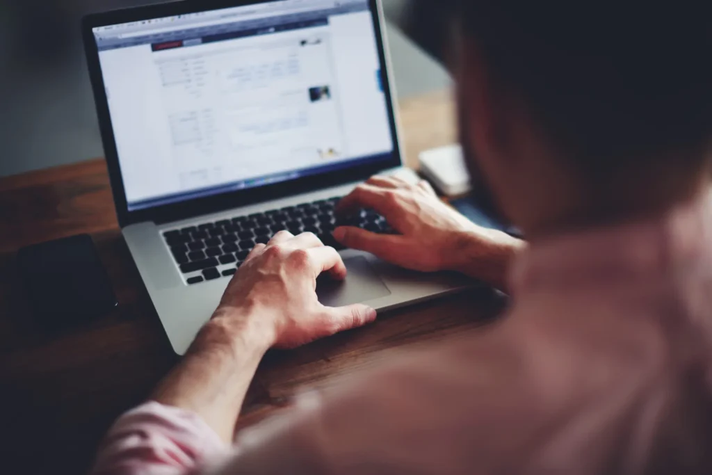 Mitarbeit am Laptop bearbeitet Webseite
